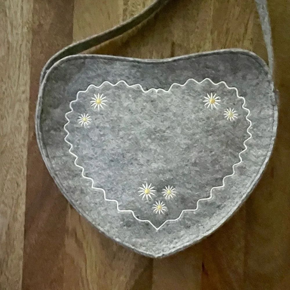 Gray Heart-Shaped Felt Crossbody Bag with Embroidered Daisies